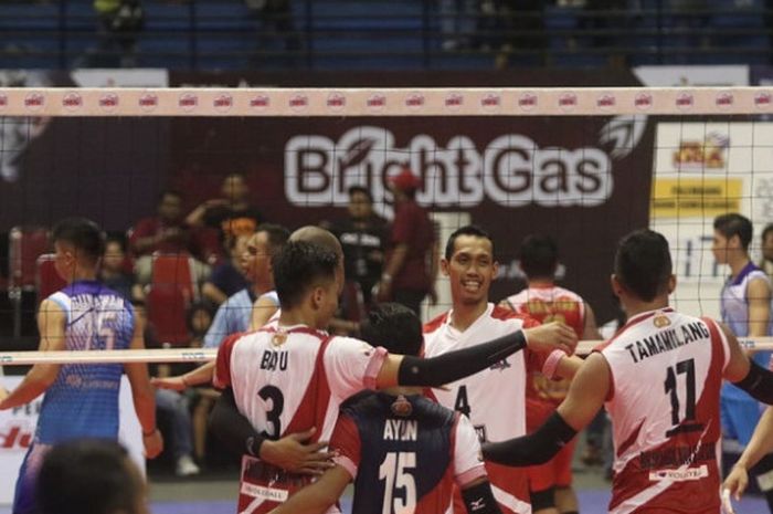 Tim bola voli putra Surabaya Bhayangkara Samator bereaksi setelah mencetak poin saat menghadapi Palembang Bank SumselBabel pada laga pertama putaran pertama seri I Proliga 2019 di GOR Amongrogo, Yogyakarta, Jumat (7/12/2018).