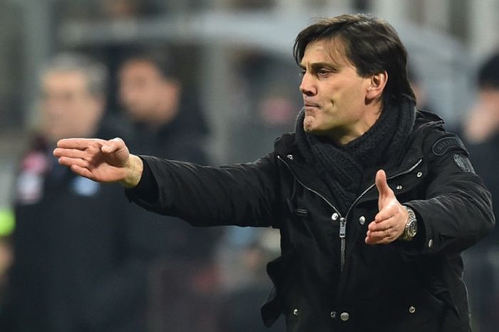 Pelatih AC Milan, Vincenzo Montella, memberikan instruksi kepada anak-anak asuhnya dalam laga Liga Italia kontra Napoli di Stadion San Siro, Milan, pada 21 Januari 2017.