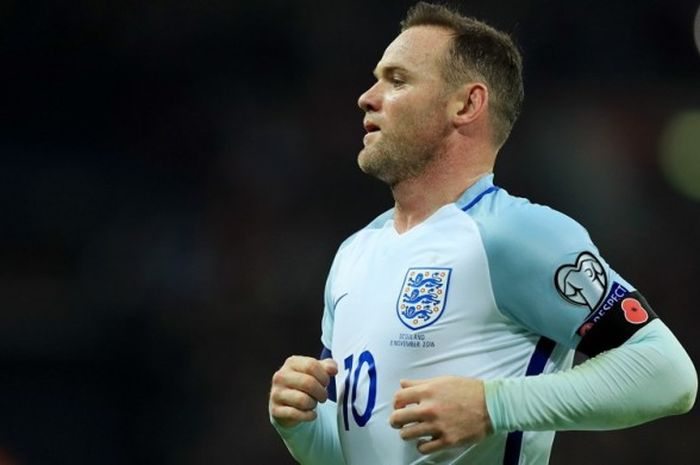 Striker tim nasional Inggris, Wayne Rooney, mengenakan ban hitam bergambar bunga poppy dalam pertandingan kualifikasi Piala Dunia 2018 menghadapi Skotlandia di Stadion Wembley, London, Inggris, pada 11 November 2016.