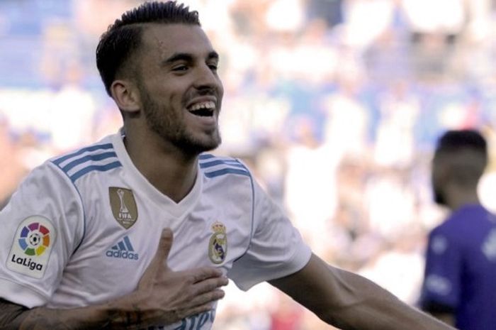 Pemain muda Real Madrid, Dani Ceballos, berselebrasi merayakan gol kedua timnya yang ia cetak ke gawang Deportivi Alaves pada 23 September 2017.