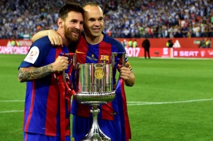 Lionel Messi (kiri) dan Andres Iniesta berpose dengan trofi juara Copa del Rey yang diraih Barcelona setelah menekuk Alaves dalam laga final di Stadion Vicente Calderon, Madrid, 27 Mei 2017.