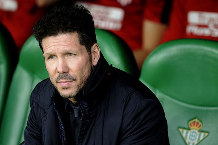 Ekspresi pelatih Atletico Madrid, Diego Simeone, jelang pertandingan La Liga Spanyol 2017-2018 menghadapi Real Betis di Stadion Benito Villamarin, Sevilla, Spanyol, pada 10 Desember 2017.