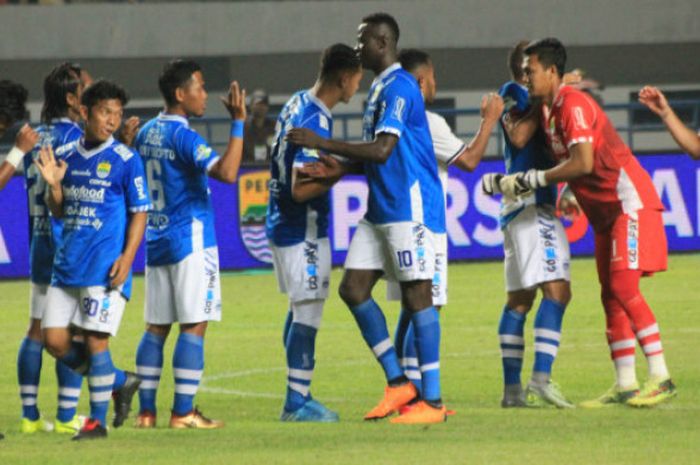     Persib Bandung seusai menghadapi Persela Lamongan di Stadion Gelora Bandung Lautan Api, Senin (16/7/2018).    