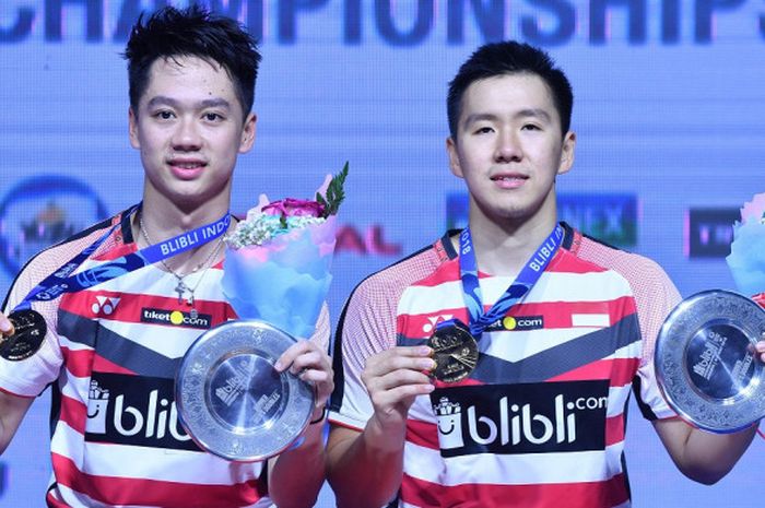  Pasangan ganda putra nasional Indonesia, Marcus Fernaldi Gideon/Kevin Sanjaya Sukamuljo, berpose di atas podium dengan medali emas yang mereka raih sebagai juara turnamen Blibli Indonesia Open 2018 di Istora Senayan, Jakarta, Minggu (8/7/2018). 