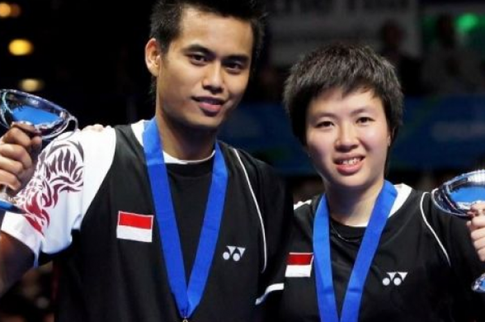  Tontowi Ahmad (kiri) dan Liliyana Natsir saat juara di All England 2012 