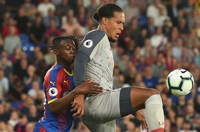 Bek Liverpool FC, Virgil van Dijk (kanan), berduel dengan bek Crystal Palace, Aaron Wan-Bissaka, dalam laga Liga Inggris di Stadion Selhurst Park, London pada 20 Agustus 2018.