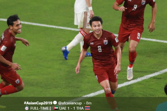 Gelandang timnas Thailand, Thitipan Puangchan (#8), merayakan golnya ke gawang Uni Emirat Arab dalam pertandingan matchday ketiga Grup A Piala Asia di Stadion Hazza Bin Zayed, Senin (14/1/2019). 