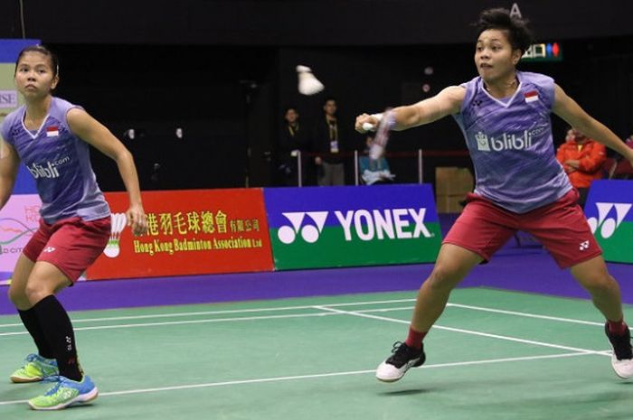 Pasangan ganda putri Indonesia, Greysia Polii/Apriyani Rahayu, mengembalikan kok ke arah Huang Yaqiong/Yu Xiaohan (China). Greysia/Apriyani menang 19-21, 21-11, 21-16 pada laga babak perempat final Hong Kong Terbuka 2017 di Hong Kong Coliseum, Jumat (24/11/2017).