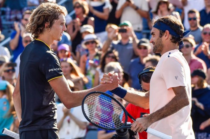 Petenis Swiss, Roger Federer, bersalaman dengan Alexander Zverev (Jerman) seusai menjalani pertandingan babak final Rogers Cup di Uniprix Stadium, Montreal, Kanada, Minggu (13/8/2017). Federer kalah dengan skor 3-6, 4-6.