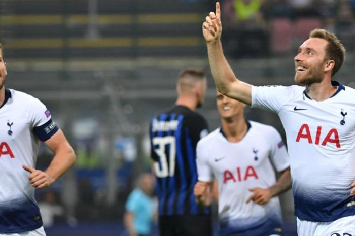 Playmaker Tottenham Hotspur, Christian Eriksen (kanan) merayakan gol ke gawang Inter Milan dalam partai Liga Champions  di Stadion Giuseppe Meazza, Milan, 18 September 2018.