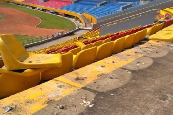 Kursi yang dirusak pada tribune Gelora Sriwijaya Jakabaring  Palembang .