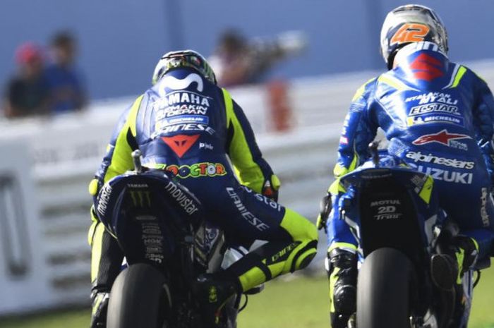  Pebalap Suzuki Ecstar Alex Rins (kanan) berada di depan Valentino Rossi (Movistar Yamaha)  saat balapan MotoGP San Marino di Sirkuit Misano, Italia (9/9/2018) 