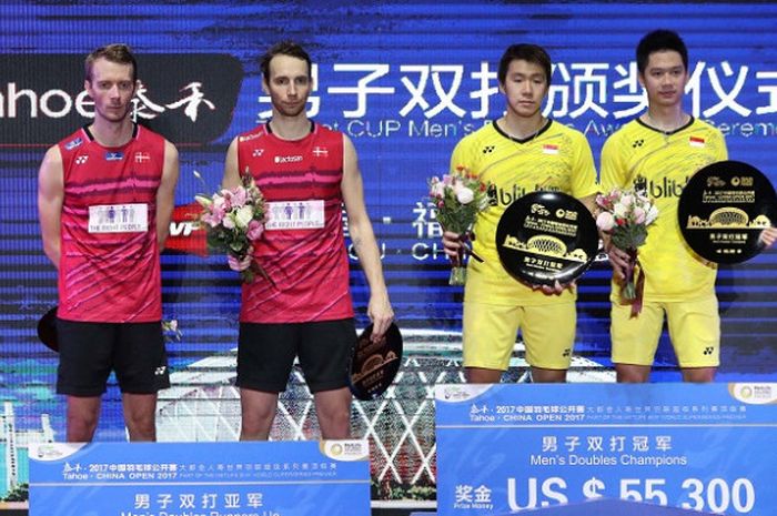 Pasangan ganda putra Indonesia, Marcus Fernaldi Gideon/Kevin Sanjaya Sukamuljo, berpose di atas podium seusai memenangi laga final China Terbuka 2017 di Haixia Olympic Sports Center, Minggu (19/11/2017).