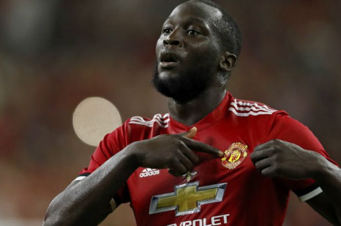 Striker Manchester United, Romelu Lukaku, melakukan selebrasi seusai menjebol gawang Manchester City di NRG Stadium, 20 Juli 2017