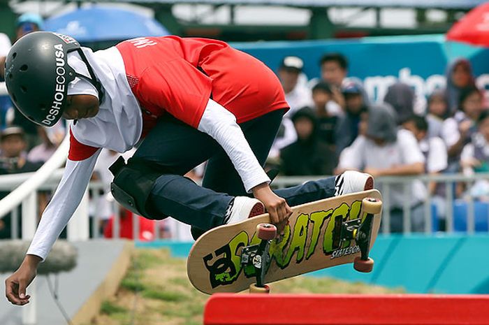 Skateboarder Indonesia, Nyimas Bunga Cinta, melakukan trik pada final kelas jalanan putri pada Asian Games 2018 