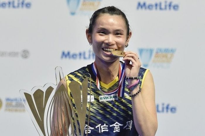 Pebulu tangkis tunggal putri Taiwan, Tai Tzu Ying, berpose dengan trofi dan medali emas yang dia dapat setelah mengatasi Sung Ji-hyun (Korea Selatan) dengan 21-14, 21-13 pada babak final BWF Superseries Finals 2016 yang berlangsung di Hamdan Sports Complex, Dubai, Minggu (18/12/2016).