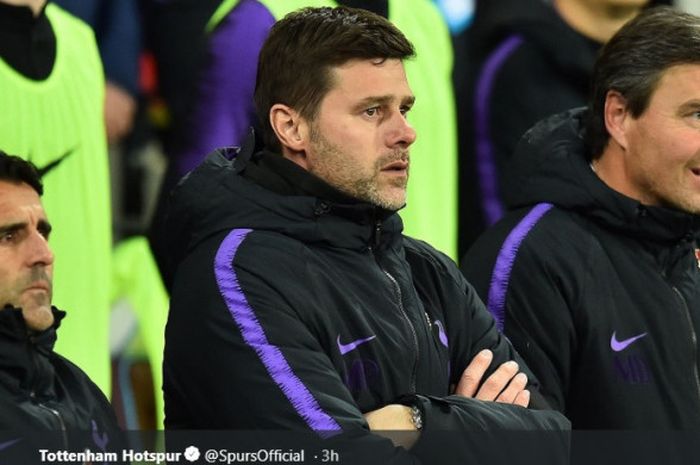 Manajer Tottenham Hotspur, Mauricio Pochettino dan staf kepelatihan, dalam laga Piala Liga Inggris kontra West Ham United di London Stadium, Rabu (31/10/2018) atau Kamis dini hari WIB.