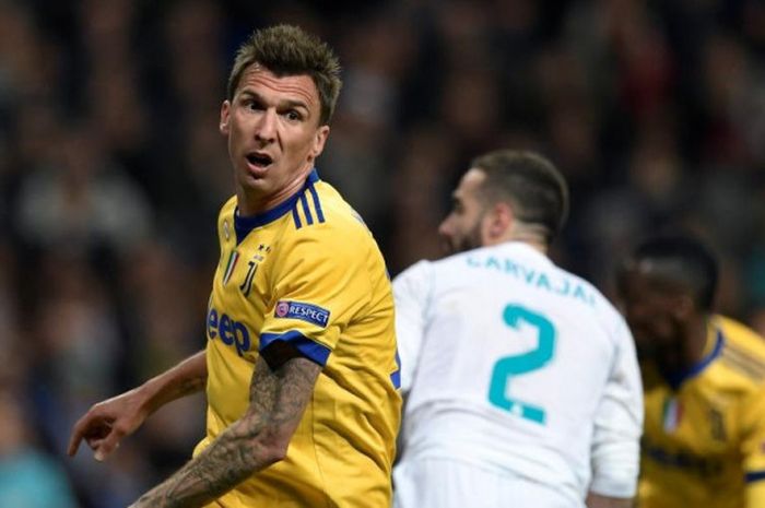  Striker Juventus, Mario Mandzukic, bereaksi seusai mencetak gol ke gawang Real Madrid dalam partai Liga Champions di Santiago Bernabeu, Rabu (11/4/2018). 