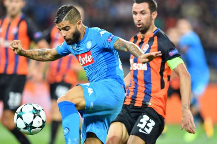 Penyerang Napoli, Lorenzo Insigne (kiri), berduel dengan bek Shakhtar Donetsk, Darijo Srna, di laga Grup F Liga Champions 2017-2018 di Stadion OSK Metalist, Rabu (13/9/2017) atau Kamis dini hari WIB.