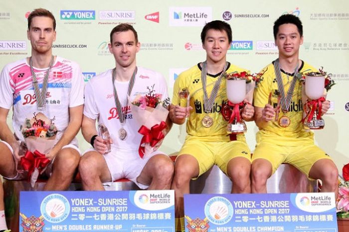 Pasangan ganda putra Indonesia, Marcus Fernaldi Gideon/Kevin Sanjaya Sukamuljo (kanan), berpose setelah mengalahkan Mads Conrad-Petersen/Mads Pieler Kolding (Denmark), dengan skor 21-12, 21-18 pada laga final yang berlangsung di Hong Kong Coliseum, Minggu (26/11/2017).