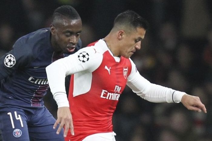 Penyerang Arsenal, Alexis Sanchez, berduel dengan gelandang Paris Saint-Germain, Blaise Matuidi, dalam laga Liga Champions di Stadion Emirates, Rabu (23/11/2016).