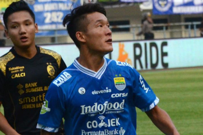 Gelandang Pesib Bandung asal Korea Selatan, Oh In-kyun sedang dikawal oleh pemain Sriwijaya FC Syahrian Abimanyu. 