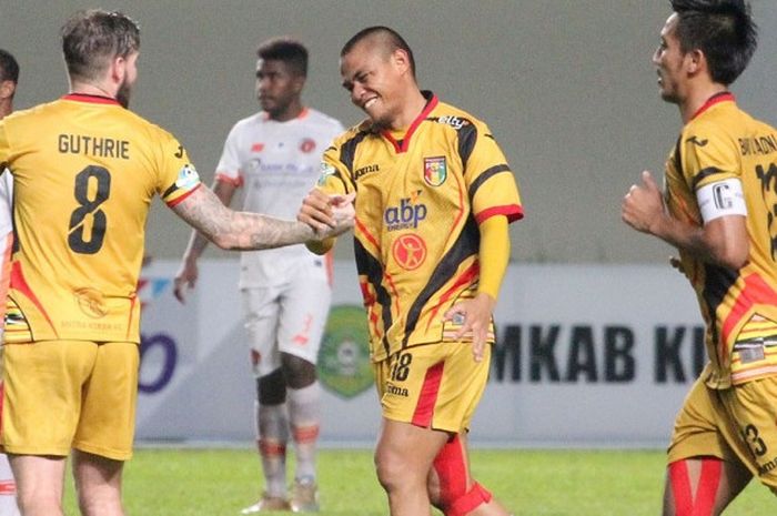  Penyerang Mitra Kukar, Aldino Herdianto, mencetak gol ke gawang Perseru Serui