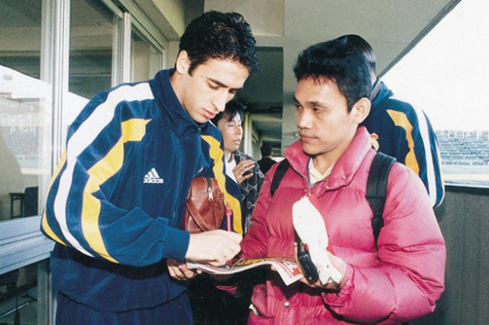 Weshley Hutagalung bersama Raul Gonzalez sehari menjelang pergelaran Piala Toyota 1998 di Tokyo, Jepang.