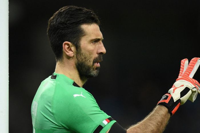  Ekspresi kiper Italia, Gianluigi Buffon, dalam laga persahabatan kontra Argentina di Stadion Etihad, Manchester, Inggris, pada 23 Maret 2018. 