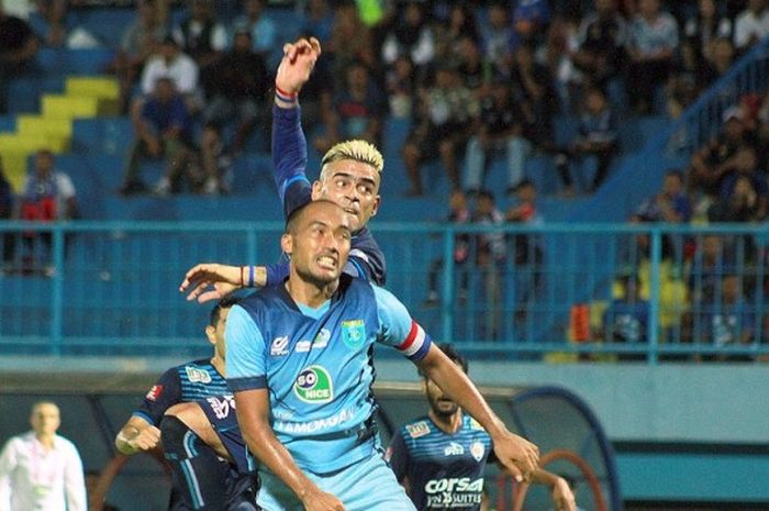 Cristian Gonzales berduel dengan kapten Persela Lamongan Aang Suparman dalam laga lanjutan TSC A di 