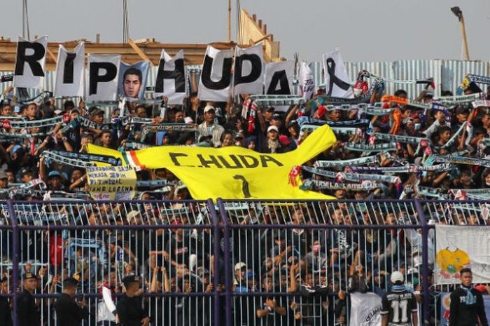 Penghormatan untuk almarhum Choirul Huda saat Persela menjamu Persib pada laga pekan ke-31 Liga 1 musim 2017 di Stadion Surajaya, Lamongan, Minggu (22/10/2017). 