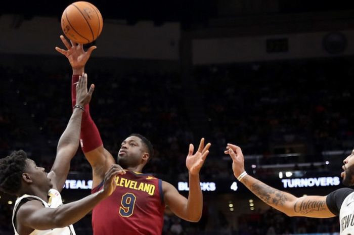 Aksi Dwyane Wade (9) saat Cleveland Cavaliers menghadapi New Orleans Pelicans di Smoothie King Center, 28 Oktober 2017.