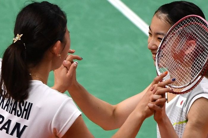  Pasangan ganda putri nomor satu dunia dari Jepang, Misaki Matsutomo/Ayaka Takahashi, bereaksi setelah mengalahkan Kamilla Rytter Juhl/Christinna Pedersen pada babak final Olimpiade Rio 2016 di Riocentro Pavilion 7, Rio de Janeiro, Brasil, 18 Agustus 2016. 