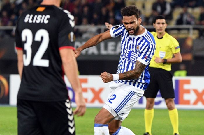 Pemain Real Sociedad, Willian Jose, merayakan gol yang dia cetak ke gawang FK Vardar dalam laga Grup L Liga Europa di Stadion Filip II Arena, Skopje, Makedonia, pada 19 Oktober 2017.