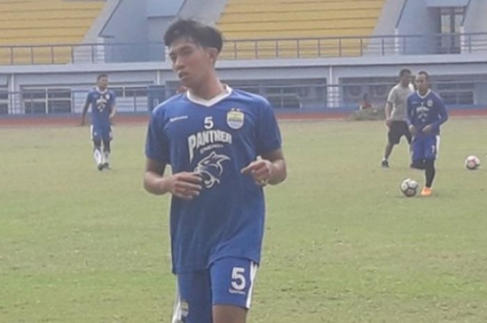 Ahmad Rajendra saat berlatih bersama Persib Bandung di Stadion Arcamanik, Kota Bandung, Selasa (3/4/2018). 