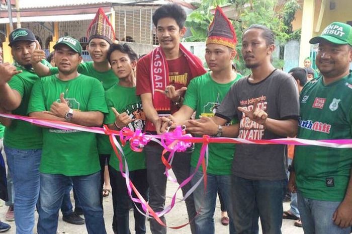 Pemotongan pita dalam acara peresmian sekretariat SMeCK Hooligan Jabodetabek, Minggu (11/3/2018).