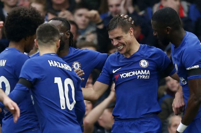  Bek Chelsea, Cesar Azpilicueta (kedua dari kanan), merayakan gol yang dicetak ke gawang West Ham United dalam laga Liga Inggris di Stadion Stamford Bridge, London pada 8 April 2018. 