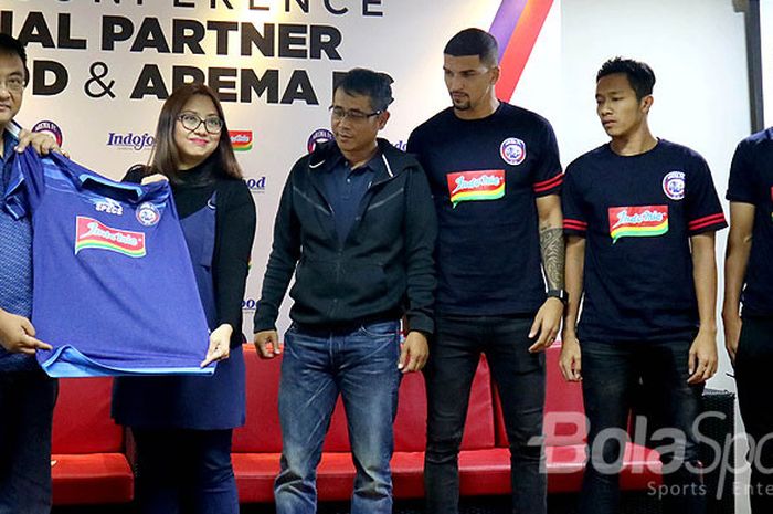   General manager Arema FC, Ruddy Widodo (kiri), berpose dengan Irma Prianti (kedua dari kiri), Consumer Activation Manager Corporate Marketing PT Indofood Sukses Makmur, pelatih Joko Susilo (ketiga dari kiri), dan pemain Arema FC saat jumpa pers perkenalan sponsor baru Arema FC di Mahoni Meeeting Room, Savana Hotel and Convention, Kota Malang, Selasa(13/02) sore.  