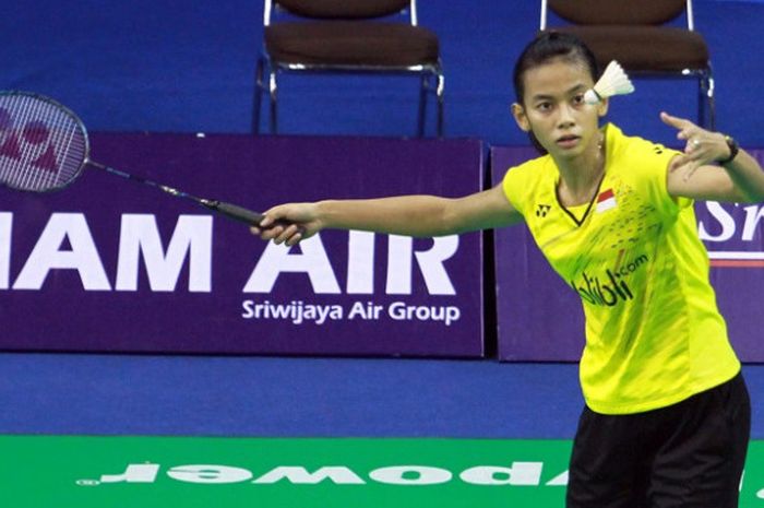 Pebulu tangkis tunggal putri pelatnas, Dinar Dyah Ayustine melakukan servis saat menghadapi rekan sepelatnas, Isra Faradila. Dinar menang dengan sko 21-9, 21-6 pada laga perempat final Kejurnas PBSI 2017 di Bangka Belitung, Kamis (30/11/2017).