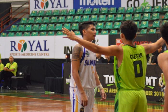 Para pemain Pacific Caesar melakukan full-court press defense terhadap bintang Siliwangi Bogor, Daniel Wenas, pada laga perebutan peringkat turnamen pramusim IBL 2018-2019 di Sritex Arena, Solo, Jawa Tengah, Sabtu (20/10/2018).