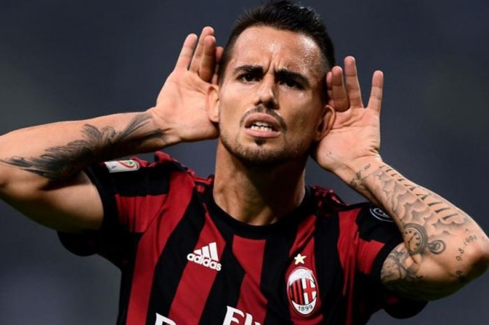 Sayap ofensif AC Milan, Suso, merayakan gol ke gawang Inter Milan dalam partai Liga Italia di Stadion Giuseppe Meazza, Milan, 15 Oktober 2017.