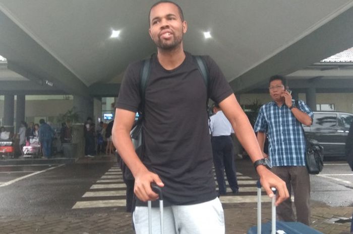 Striker asal Brasil, Thiago Furtuoso yang bakal gabung Arema FC tiba di Bandara Abdurrachman Saleh, Pakis, Kabupaten Malang pada Sabtu (6/1/2018) siang.