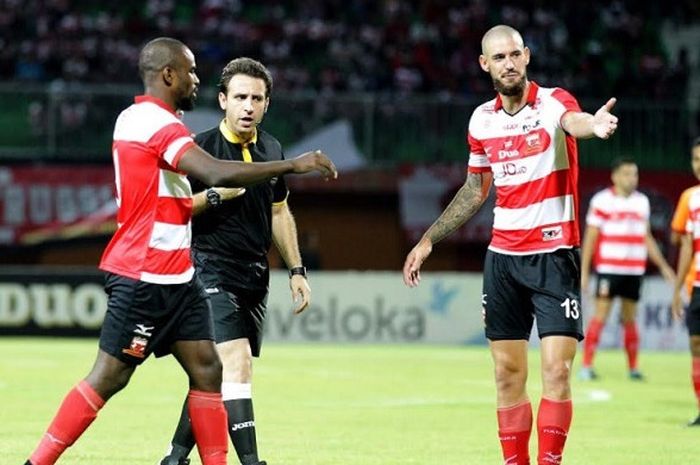 Pemain Madura United memprotes keputusan wasit Hasan Akrami dalam laga kontra Borneo FC di Stadion Ratu Pamelingan, Jumat (13/10/2017).