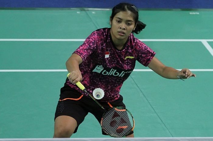 Pebulu tangkis tunggal putri Indonesia, Gregoria Mariska Tunjung, mengembalikan kok ke arah pemain Brasil, Juliana Viana, pada laga beregu Grup H1 Kejuaraan Dunia Junior 2017, di GOR Among Rogo, Yogyakarta, Senin (9/10/2017).