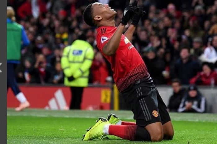  Penyerang Manchester United, Anthony Martial, melakukan selebrasi, dalam laga Liga Inggris kontra Everton, Minggu (28/10/2018) di Stadion Old Trafford. 