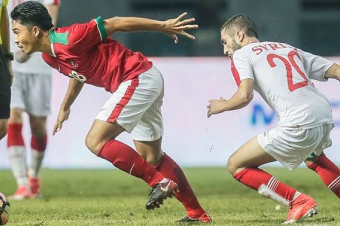 Aksi gelandang tim nasional U-23 Indonesia, M Arfan, dalam laga persahabatan melawan Suriah di Stadion Wibawa Mukti, Cikarang, Kamis (16/11/2017). 