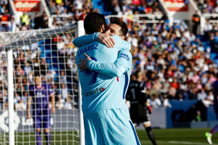 Striker FC Barcelona, Luis Suarez, merayakan golnya bersama Lionel Messi dalam laga Liga Spanyol kontra Leganes di Stadion Butarque, Leganes, pada 18 November 2017.