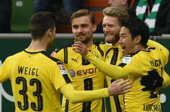 Pemain-pemain Borussia Dortmund, (ki-ka) Julian Weigl, Marcel Schmelzer, Andre Schuerrle, dan Shinji Kagawa, merayakan gol Schuerrle melawan Werder Bremen pada partai lanjutan Bundesliga di Weserstadion, Bremen, Sabtu (21/1/2017). 