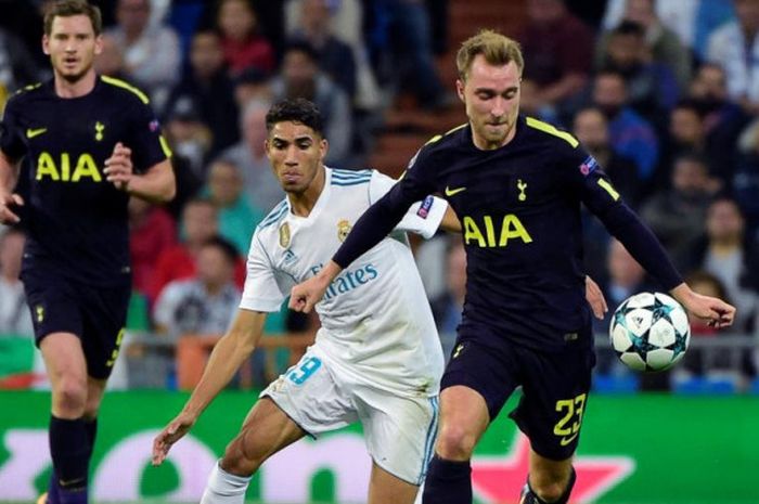 Bek sayap Real Madrid, Achraf Hakimi, membayangi playmaker Tottenham Hotspur, Christian Eriksen (kanan), dalam partai Liga Champions di Santiago Bernabeu, 17 Oktober 2017.