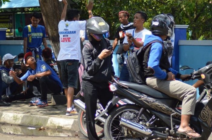 Suporter Persib Bandung, bobotoh, yang sedang berlatih chant untuk laga melawan PSCS Cilacap pada 64 Besar Piala Indonesia 2018 di Stadion Wijayakusuma, Rabu (5/12/2018) pukul 15.00 WIB.